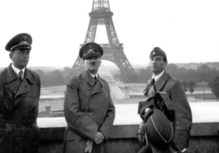 Адольф Гитлер в Париже на фоне Эйфелевой башни, на следующий день после официальной капитуляции Франции 23 июня 1940 года в сопровождении Альберта Шпеера и Арно Брекера.