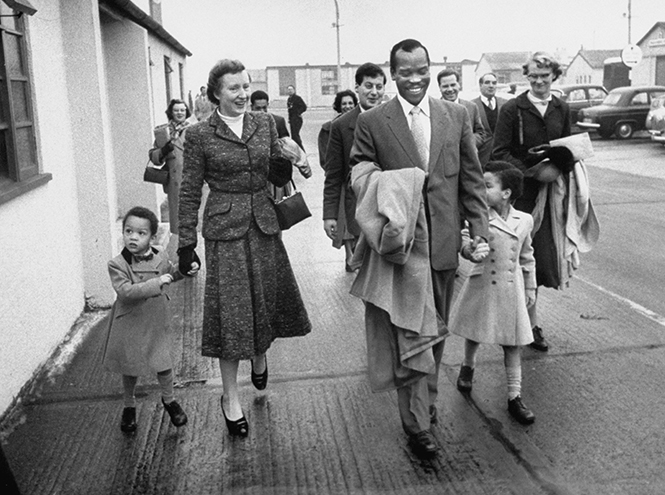 Руфь и Серетсе Кхама с детьми возвращаются в Ботсвану, 1956 год. / Фото: marieclare.ru