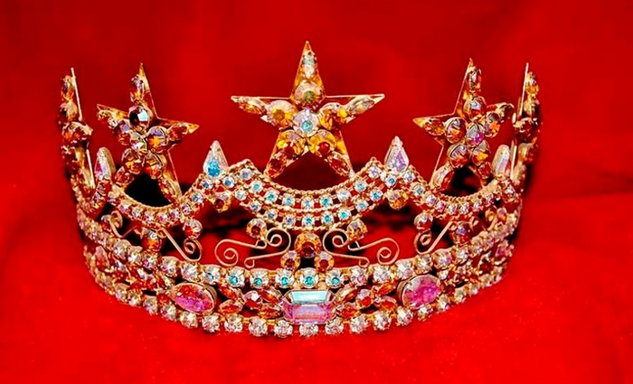 Корона украшает голову победительницы конкурса красоты сейчас, но сначала призом были только деньги. / Фото:blizko.by