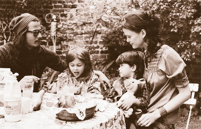 Джонни и Ванесса с детьми. Фото: litres.ru
