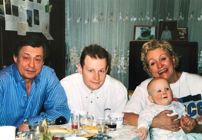 Андрей Караченцов с родителями. Фото: https://veasy.ru