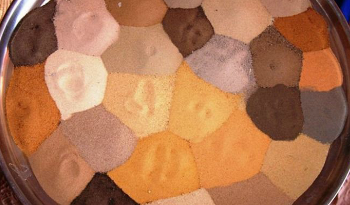 В пустыне Сахара оттенок песка имеет несколько вариантов. / Фото:pikabu.ru