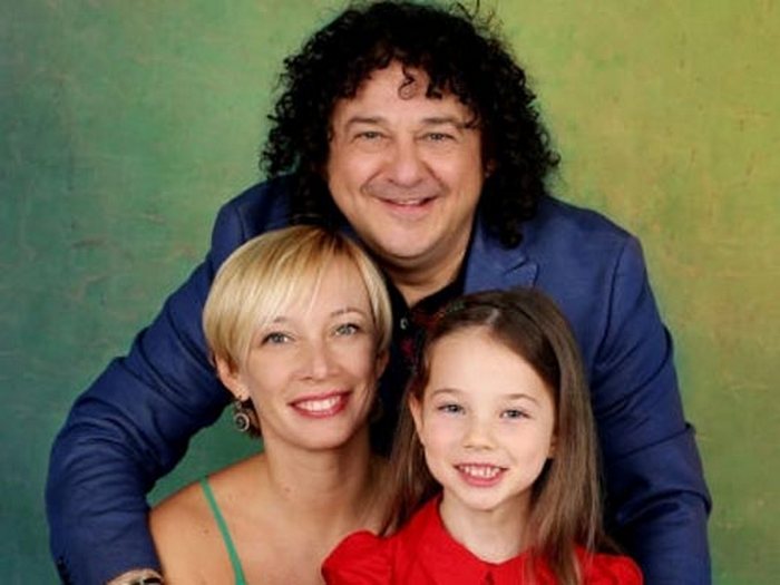 Игорь Саруханов с женой Татьяной и дочерью Розалией.. Фото: https://stuki-druki.com