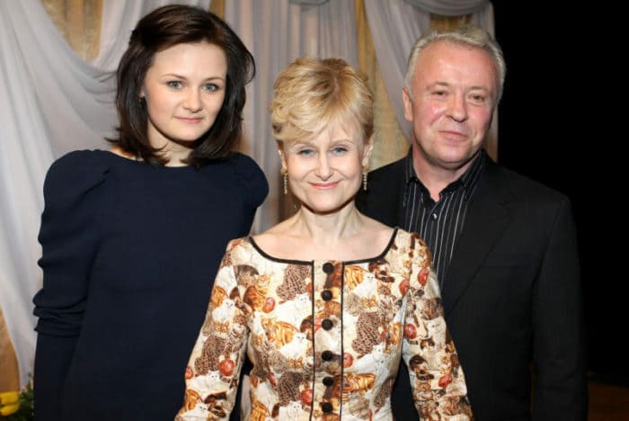 Дарья Донцова с мужем Александром и дочерью Марией. Фото: https://www.novochag.ru