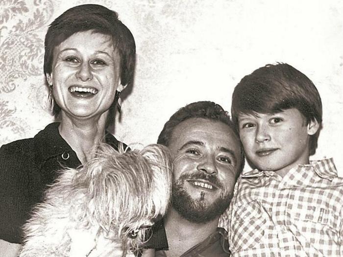 Дарья Донцова с первым мужем Дмитрием Деминым и сыном Аркадием. Фото: https://www.novochag.ru