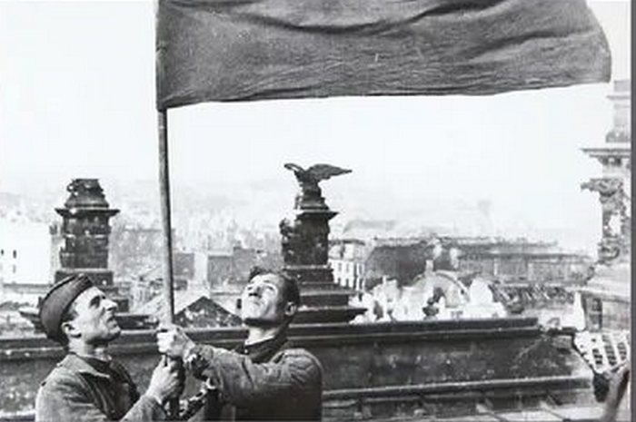 По официальной версии Егоров и Кантария были первыми, кто установил знамя победы над Рейхстагом. / Фото:slide-share.ru