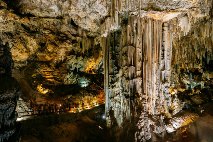 Природа действительно сотворила сказочное место - пещеру Нерха. / Фото:aronatour.ru