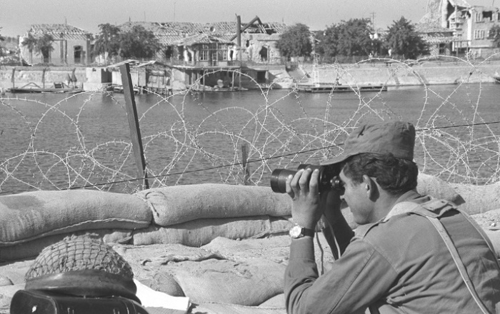 Солдат ЦАХАЛа наблюдает через Суэцкий канал за позициями египетских военных, 1969 год / Фото: vk.com