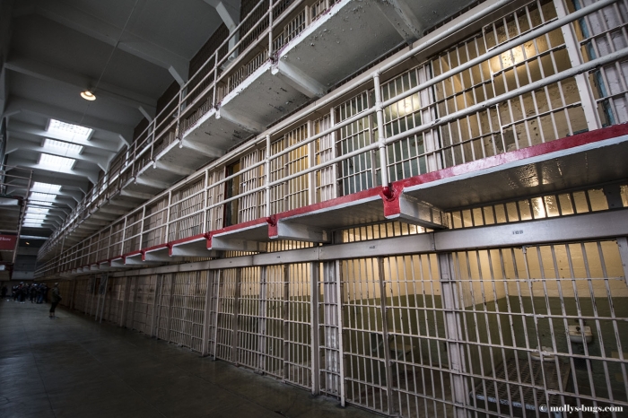 Тюремный коридор в Алькатрасе / Фото: mollys-bugs.com