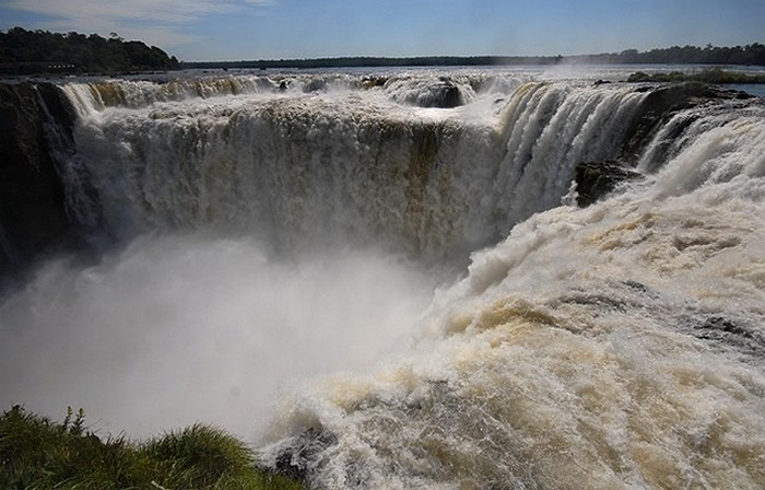 Самым зрелищным водопадом в каскаде Игуасу считают Глотку дьявола. / Фото:www.flickr.com