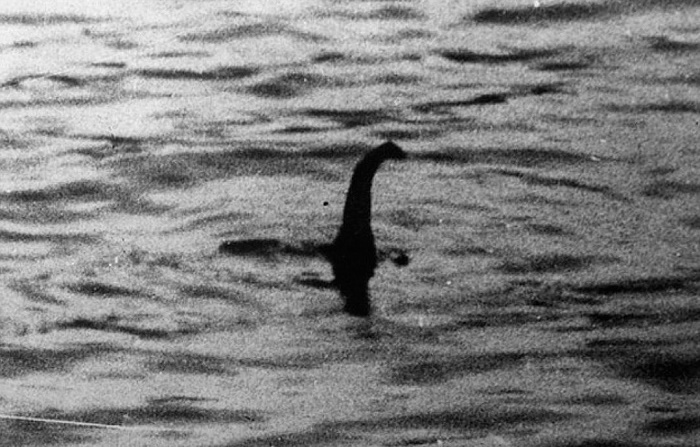 То самое легендарное фото существа из озера Лох-Несс, сделанное Робертом Уилсоном в 1934 году. / Источник: wikipedia.org