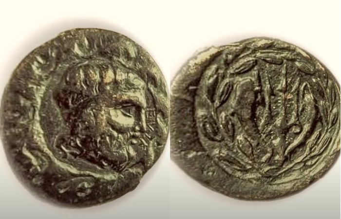 Древнюю бронзовую монету из Гелики случайно купили археологи в качестве сувенира.