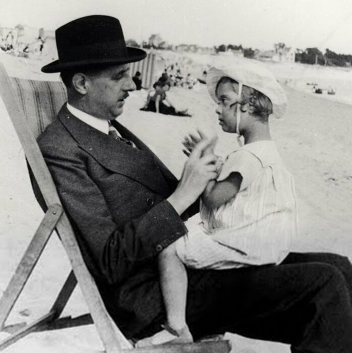 Шарль де Голль и его младшая дочь Анна. / Фото: downsideup.org 