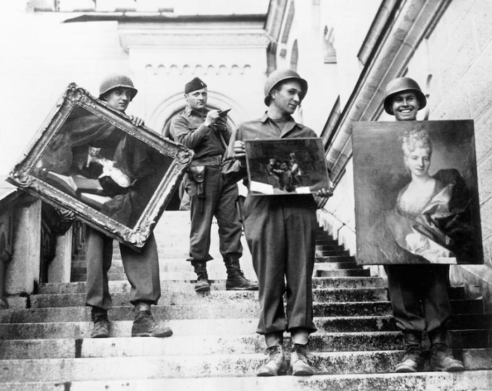 Солдаты несут картины вниз по ступеням замка в Нойшванштайне, Германия, в мае 1945 года. / Фото: washingtonpost.com