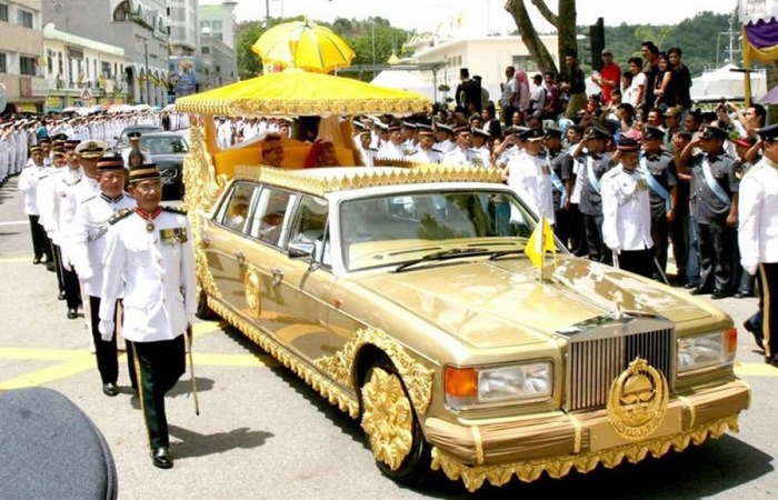 Золотой автомобиль султана. Фото: bigasia.ru