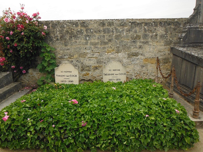 Могилы Винсента Ван Гога и его брата Тео (муниципальное кладбище в Овер-сюр-Уаз, Франция). / Фото: keywordbasket.com