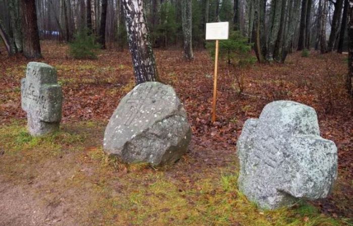 Камни-валуны, на одном из которых выбита загадочная дата. Фото: vk.com