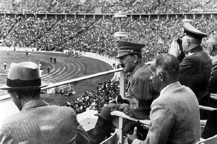 Гитлер на трибунах Олимпийского стадиона Берлина, август 1936 года. / Источник: facebook.com