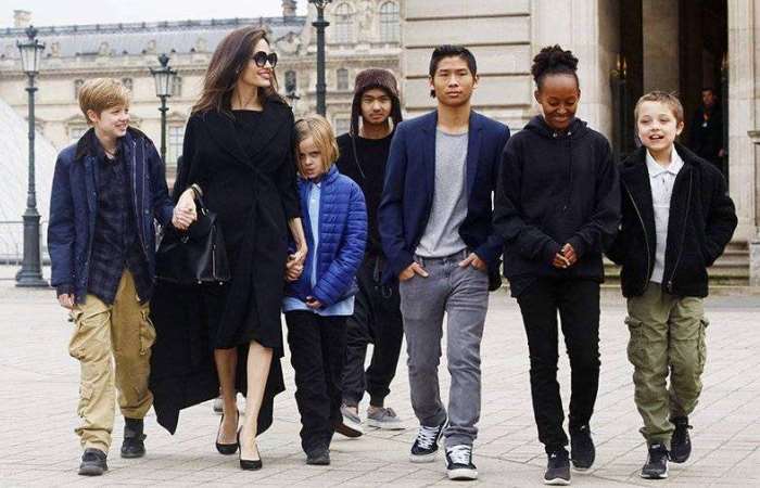 Анджелина Джоли с детьми. Фото: iz.ru