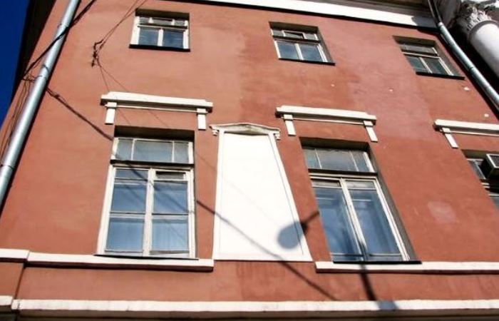 Часовая доска на фасаде дома. Фото: tretiy-rim.moscow