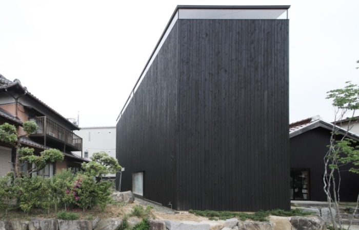 Черный дом в Японии. Фото: zefirka.net