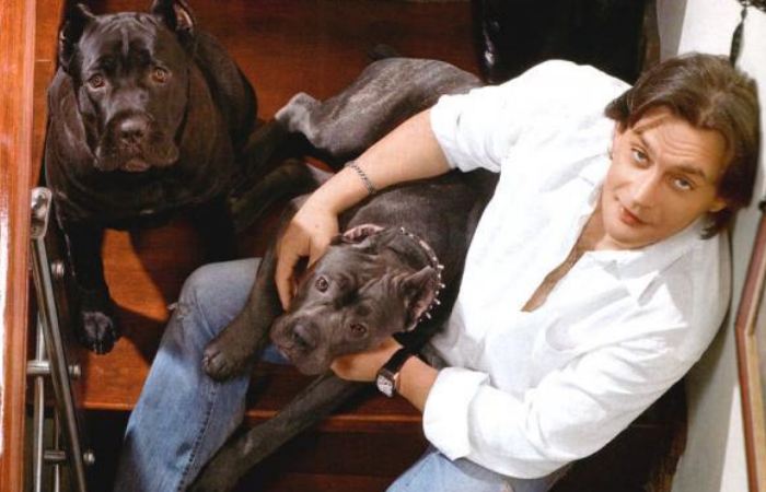 Александр Домогаров со своими собаками. Фото: globalmsk.ru