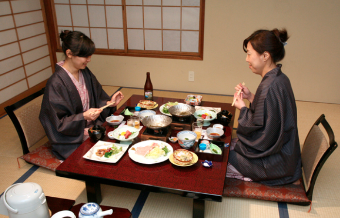 Традиционное японское застолье. Фото: vk.com