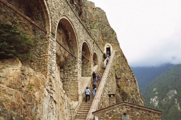 Монастырь Сумела расположен на меловой труднодоступной горе. / Фото:wallpaperup.com 