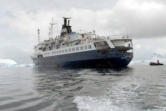 Круизное судно «Любовь Орлова» до сих пор дрейфует по морям. / Фото:tomsk.kp.ru