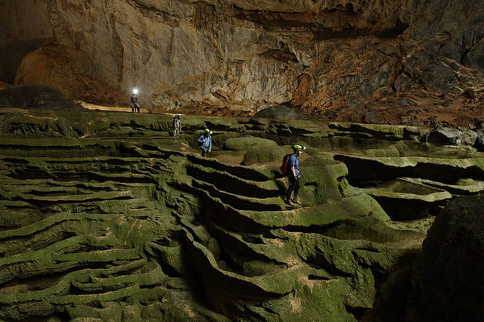 В пещере постоянно сыро, а стены из-за влажности скользкие и ступенчатые. / Фото:www.drive2.ru