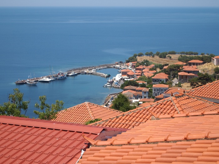 Крыши домов в Греции /Фото: stroiteh-msk.ru