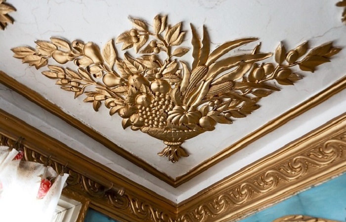 Лепнина на потолке дома Владимира Акулова. Фото: interior.ru
