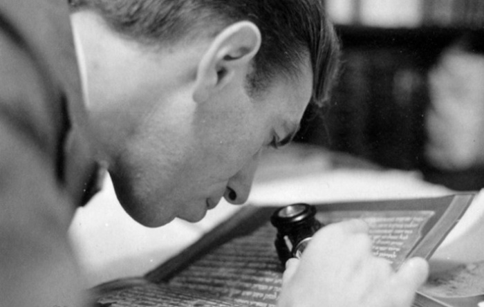 Норман Голб занят изучением древнеиудейских рукописей в университете Чикаго, 1976 год. / Источник: news.uchicago.edu