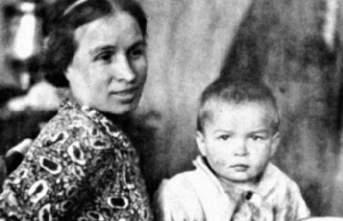 Рудольф с мамой в детстве. Фото: uznayvse.ru
