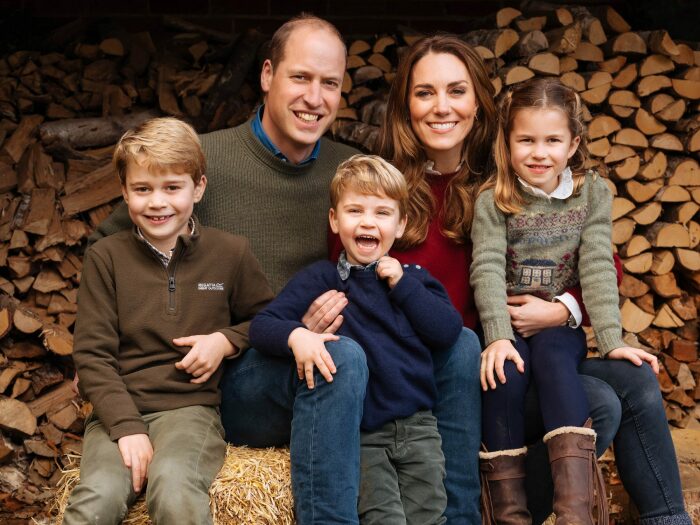 Кейт Миддлтон и принц Уильям с детьми. / Фото: people.com