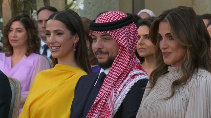 Королева Рания с сыном Хусейном и невесткой Раджве. Фото: https://www.thevoicemag.ru 