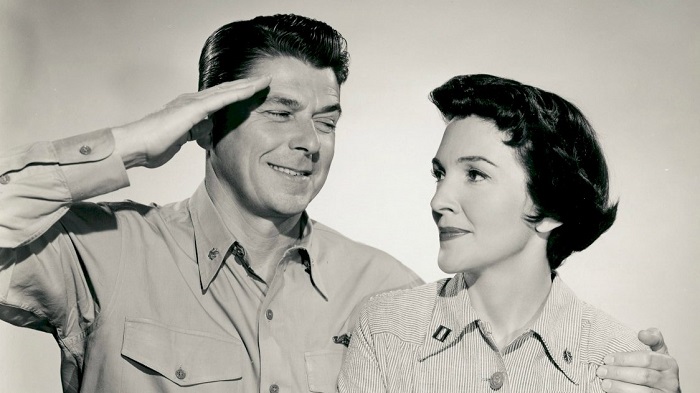 Кадр из фильма «Адские коты флота» (1957). Нэнси Дэвис и Рональд Рейган. / Фото: mydownloadtube.net
