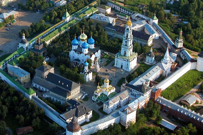 На территории лавры есть мужской монастырь, Московская духовая академия, голубая колокольня и другое. / Фото:a-russia.ru