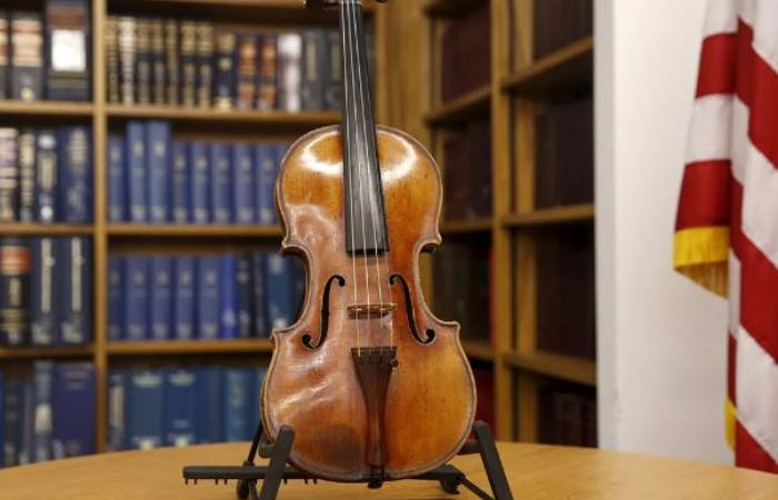 Скрипка Романа Тотенберга, возвращенная в семью. Фото: .euronews.com