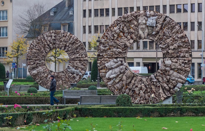 Странные скульптуры на улицах Люксембурга. Фото: lilavert.com