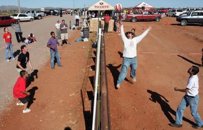 Волейбол на границе США и Мексики. Фото: facebook.com