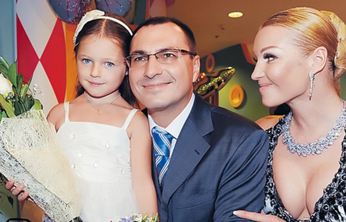 Анастасия Волочкова и Игорь Вдовин с дочерью. Фото: kp.ru 