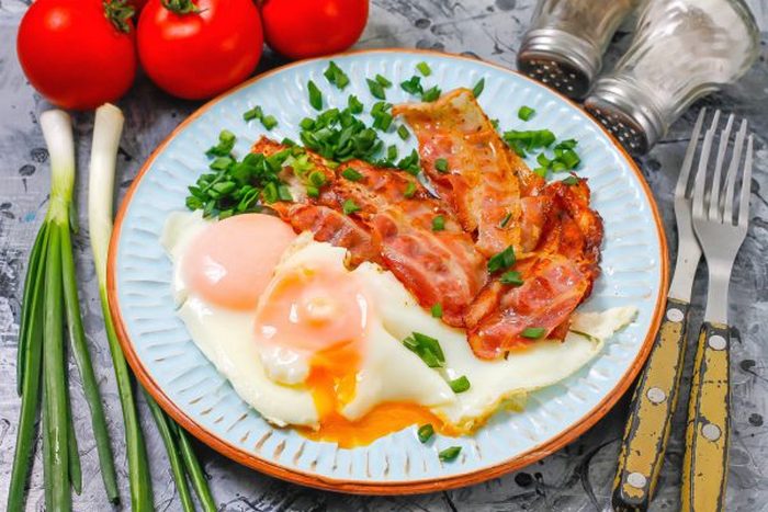 В беконе тоже есть сало, а яичница с этим продуктом – любимый завтрак у многих, особенно у англичан.