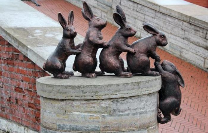 Памятник зайцам, спасающимся от наводнения. Фото: pulse.mail.ru