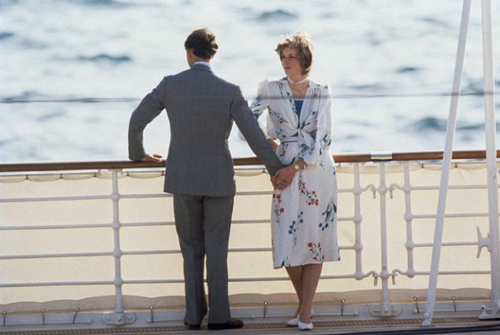 Принц и принцесса Уэльские покидают Гибралтар на королевской яхте «Британия» во время своего медового месяца, 1 августа 1981 года. / Фото: Getty Images