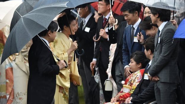 Принцесса приветствует гостей во время вечеринки в саду во дворце императора. / Фото: REUTERS 
