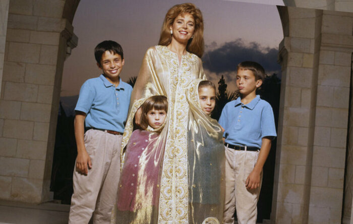Королева Нур с детьми. Фото: Getty Images