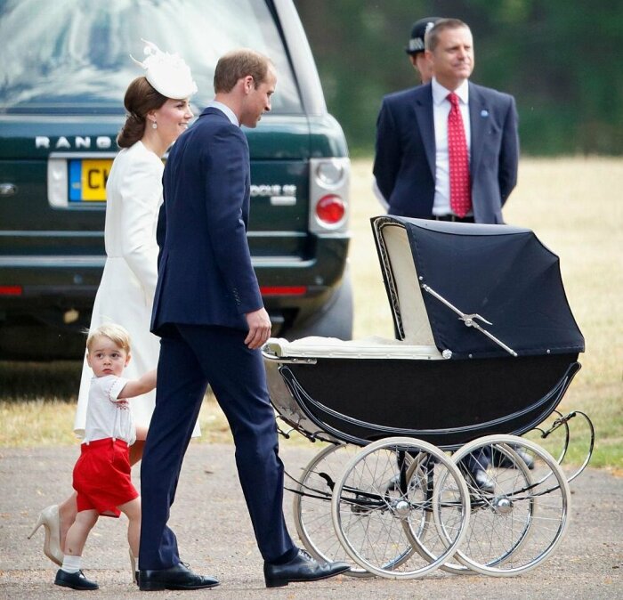 Кейт Миддлтон гуляет с принцессой Шарлоттой