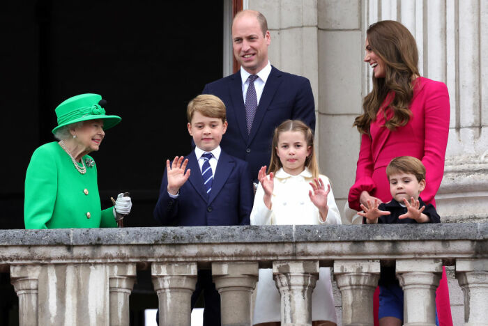 Елизавет II, принц Уильям, Кейт Миддлтон, принц Джордж и принцесса Шарлотта. / Фото: Getty Images