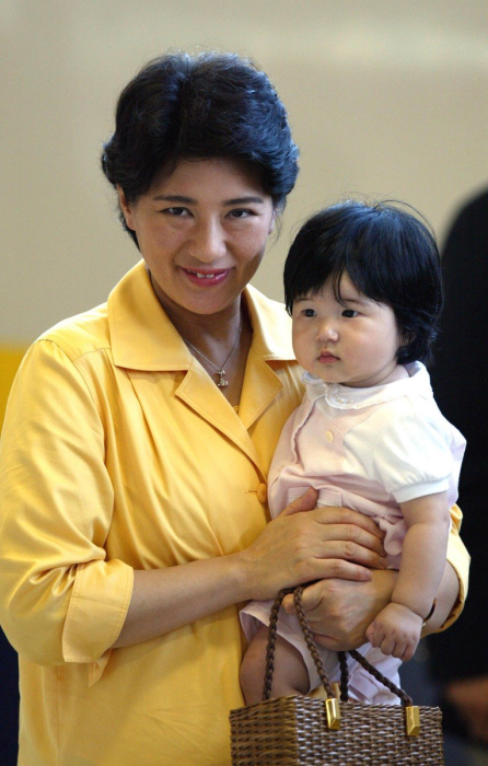 Масако с дочкой. / Фото: Getty images